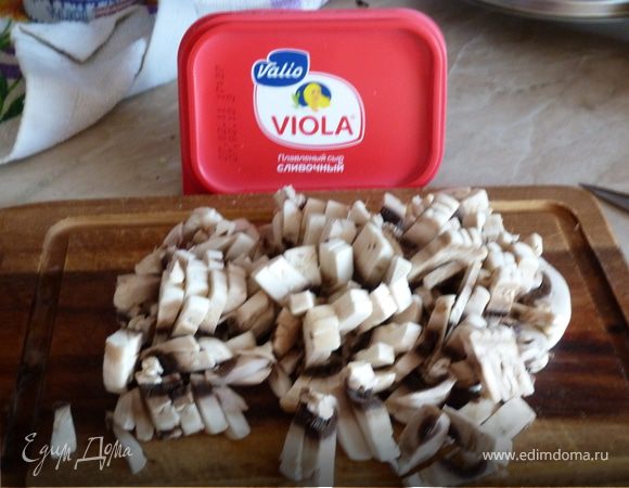 Обжариваем его до золотистого цвета.  Грибы моем, мелко режим и добавляем к луку. Добавляем соль, перец и все вместе обжариваем, в течении 10 минут.