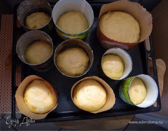 ПАСХАЛЬНЫЙ КУЛИЧ. Количество ингредиентов указано на большое количество куличей (на пол села :-))). Я готовила из трети, то-есть на 1 л молока... Итак, прогреть молоко, развести в нем свежие дрожжи. Желтки растереть с сахаром, добавить размягченное масло и маргарин. Соединить, добавить просеянную муку. Муки нужно столько, чтобы тесто было немного гуще, чем на оладьи но не такое густое как на пирожки... Вымесить  минут 10 (я это делаю большой деревянной ложкой). Поставить в теплое место на 1,5-2 часа накрыв полотенцем. Потом добавить сухофрукты, вымесить и разложить по формам (предварительно смазав их холодным маргарином или маслом. На дно уложить кружочки пергамента). Заполнить формы на 0,5 или 0,3. Поставить подойти повторно. Выпекать в разогретой духовке до 180С 30 минут и еще 30 минут понизив до 160С. Дать полностью остынуть и потом вынуть из форм.