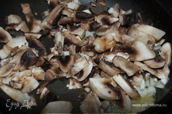 Ставим вариться бульон из курицы. Перчим, солим, добавляем лаврушку. На сковородке обжариваем на сливочном масле мелко нарезанные грибочки и репчатый лук.