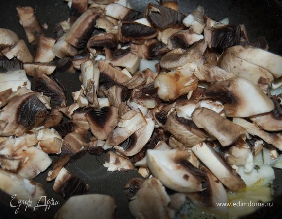 Ставим вариться бульон из курицы. Перчим, солим, добавляем лаврушку. На сковородке обжариваем на сливочном масле мелко нарезанные грибочки и репчатый лук.  