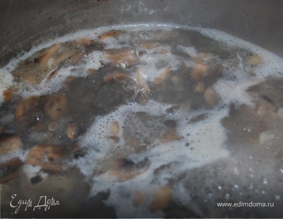 Когда грибочки обжарились и курочка наша уже почти готова, снимаем мясо с костей, если была кожа - убираем ее в сторону, и отправляем грибы, лук и куриное мясо снова в кастрюлю.