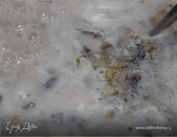 Режем Dorblu на небольшие кусочк и бросаем в кастрюлю, туда же отправляем несколько ложек плавленого сыра, все тщательно вымешиваем, чтоб сыр расстворился, добавляем итальянские травы и вынимаем лавровый лист. На все у нас уходит пара минут.