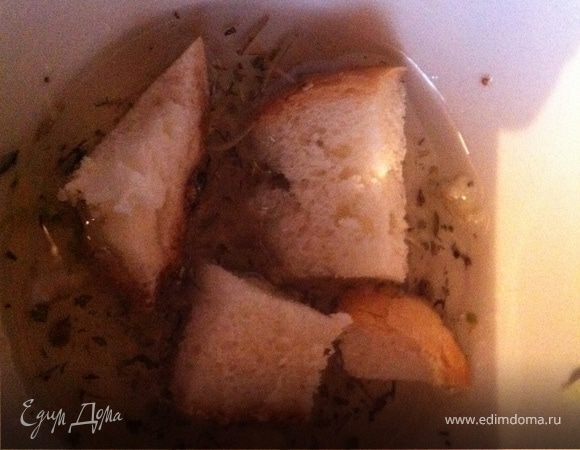 Гренки я жарю так – в небольшую пиалу наливаю растительное масло, добавляю соль и чеснок из пресса и все тщательно перемешиваю. Обмакиваю в получившемся растворе белый хлеб и обжариваю его тщательно на сковородке – получаются равномерно промасленные, просоленные вкусные, хрустящие греночки! 