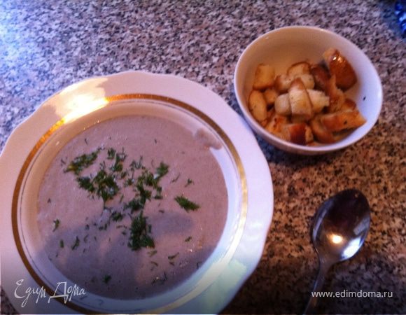 Если вы готовите непосредственно перед подачей – украшаем зеленью наш нежнейший супчик и подаем к нему гренки. Если вы готовили заранее, то перед подачей суп отправляем в кастрюлю на несколько минуток. Гренки я всегда подаю отдельно, чтоб они не намокли и были вкусным хрустящим дополнением. Можно заменить по желанию любые специи и добавить к шампиньонам любые лесные грибочки, от этого ваш крем-суп только выиграет! Приятного аппетита!