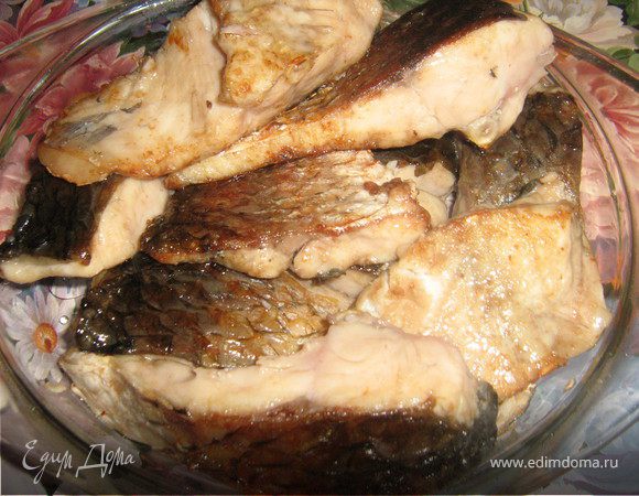 Пока тесто подходит, сделайте начинку. Рыбу очистите, выпотрошите, промойте, отрежьте голову, плавники и хвост (пойдет на уху).<br />
Нарежьте рыбу на куски, посолите и слегка обжарьте в разогретом растительном масле. Дайте рыбе остыть и удалите кости (я брала белый амур, у него только крупные кости, мелких практически нет, поэтому кости удалила без труда, но для этого пирога можно взять любое рыбное филе).