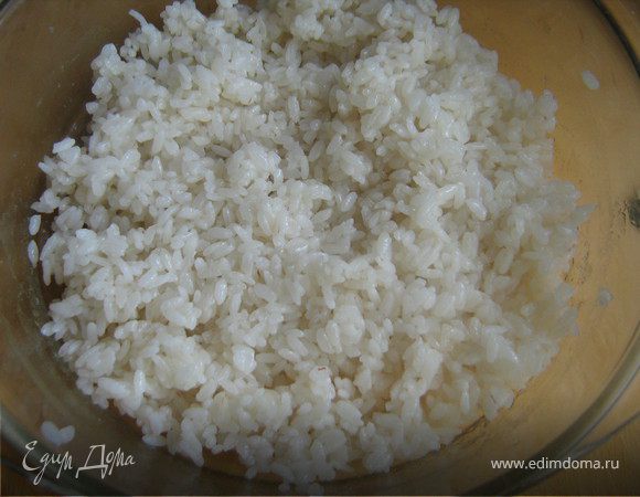Лук очистите и нарежьте полукольцами, рис отварите до готовности.