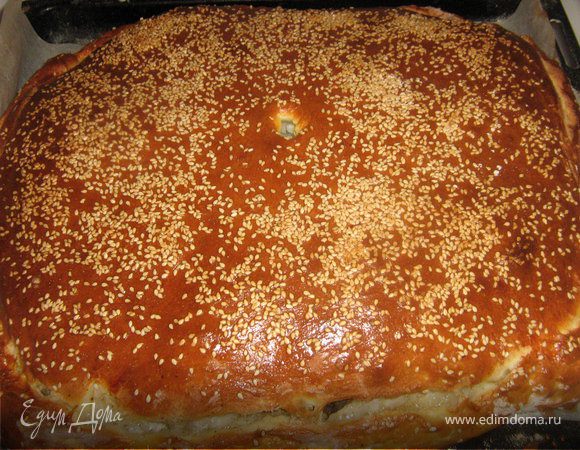 Готовый пирог накройте полотенцем и дайте постоять 10–15 минут. Приятного аппетита!