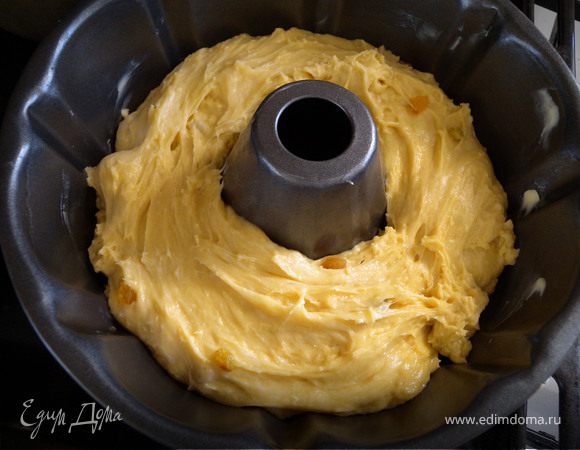 ПАСХАЛЬНЫЙ КЕКС. Как вы знаете кексы бывают двух видов: из бисквитного теста и из дрожжевого теста. Этот рецепт я прочитала на коробочке от дрожжей и очень захотела его попробовать. Мне очень понравилось. ИТАК. Яйца взбить с сахаром до увеличения объема в пару раз. Добавить растопленное масло или маргарин, молоко (теплое). Муку просеять, соединить с сухими дрожжами. Ввести муку в жидкость, вымесить. Тесто будет достаточно жидким. Дать постоять в теплом месте некоторое время. Потом добавить сухофрукты и переложить в формы заполнив их примерно на половину. Формы смазывать холодным маслом или маргарином. (Теста на 2 стандартных кексницы). Дать постоять около 20 минут. Выпекать при 180 до готовности.