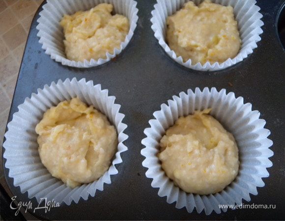 ПАСХАЛЬНЫЕ ТВОРОЖНЫЕ МАФФИНЫ. В этом году я хотела угостить соседей, знакомых на Пасху куличами... но много куличей печь для меня не было возможным. Я решила напечь маффинов и замаскировать из под микро-куличи... Итак: творог растереть с сахаром, добавить растопленное масло или маргарин. Влить молоко. Взбить отдельно яйца с ванильным сахаром добавить к творожной смеси. Муку просеять с разрыхлителем. Замесить тесто. Добавить изюм, цедру. Я не удержалась и добавила пакетик (25 г) кокосовой стружки... Мне пришлось добавить еще около 100 мл молока... Формочки заполнить на половину. Выпекать при 180 около 30 минут.