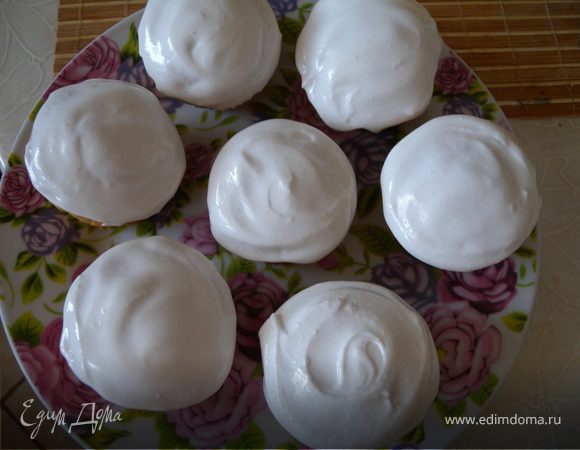 Украшение-основа: взбить 2 белка и большое количество сахарной пудры. Смесь должна быть оооочень густой. Смазать верхушки куличей, кексов, маффинов...