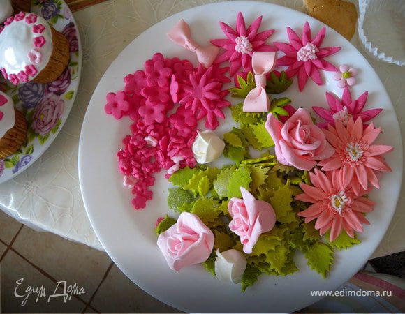 Цветочки я делала из мастики (зефир маршмеллоу + сахарная пудра + краситель)... Кстати это моя вторая работа с мастикой... Первая моя работа здесь: http://www.edimdoma.ru/recipes/16878