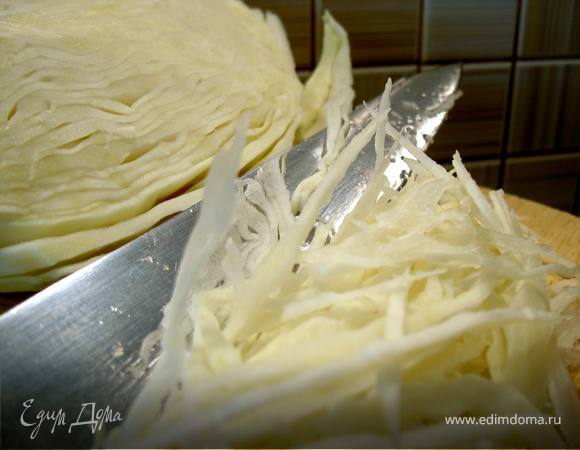 Капусту мелко нашинкуем, присыпем солью и пожмыхаем пока не станет мягкой.