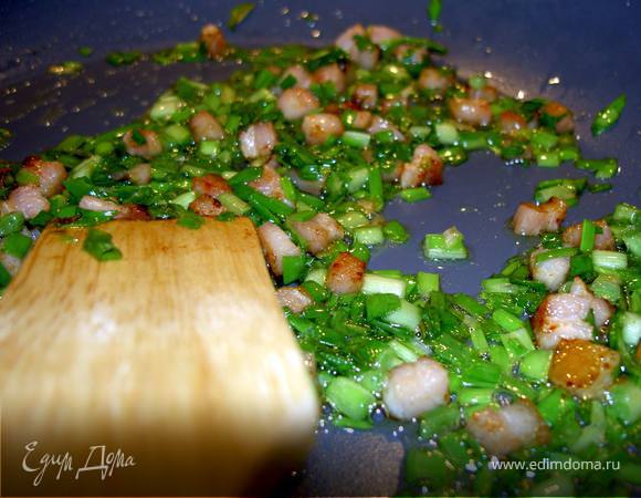 Сало нарежем мелкими кубиками и растопим в масле на сковороде. Здесь же немного обжарим мелко нарезанный зеленый лук. Зальём уксусом и вином(для тех кто не хочет вина - добавьте минеральной воды с нейтральным вкусом и немного лимонного сока), и приправим тмином, перцем, сахаром.