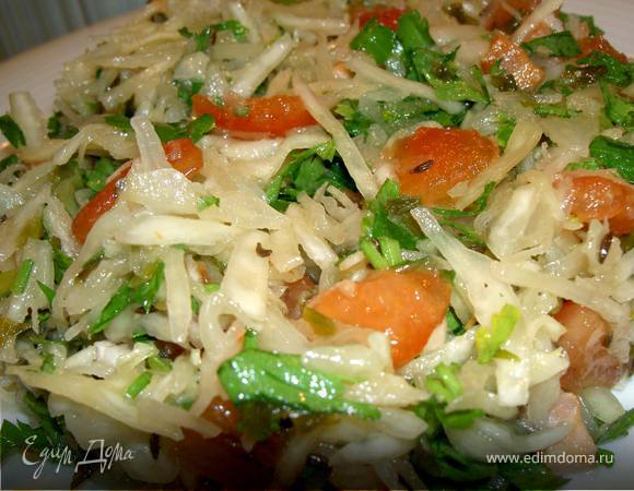 Помидоры очистим от кожуры и семечек, петрушку мелко порубим и перемешаем всё с капустой. Приятного аппетита!