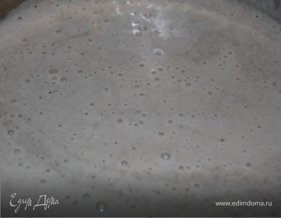 Содержимое кастрюли отправляю в блендер. Если нужна консистенция более кремообразная и густая - добавим 1-2 чайные ложки муки. Обязательно пробуем на вкус - при необходимости досолим наш супчик.