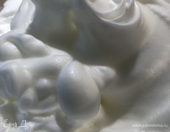 За это время белки отделить от желтков. Желтки растереть с указанным количеством сахара добела. Белки взбить в тугую пену.