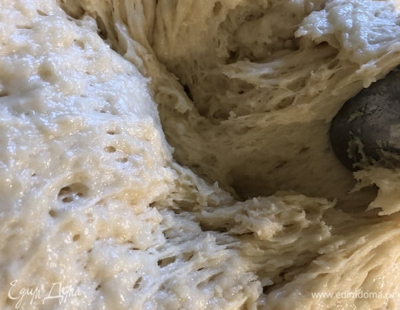 Порционно добавить оставшуюся просеянную муку, окончательно вымесить тесто, накрыть еще раз полотенцем и убрать в теплое место на 1 час. Тесто должно увеличиться примерно в 2 раза.