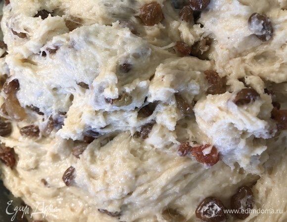 В подошедшее тесто (оно не жидкое, но и не под раскатку или ручной замес — консистенция на фото) добавить изюм, еще раз все хорошо перемешать и отставить на 10 минут. Пока готовим формы: смазать оливковым или сливочным маслом все формы, слегка посыпать мукой или манкой, чтобы потом куличи легко было достать.