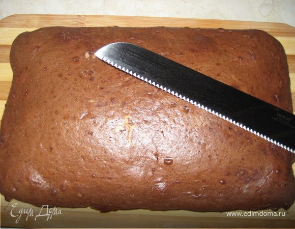 В оставшееся тесто добавить 2ст.ложки какао и выпечь прямоугольный корж.