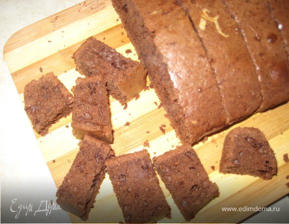 Когда корж остынет, разрезать его на кусочки примерно 3на3см.