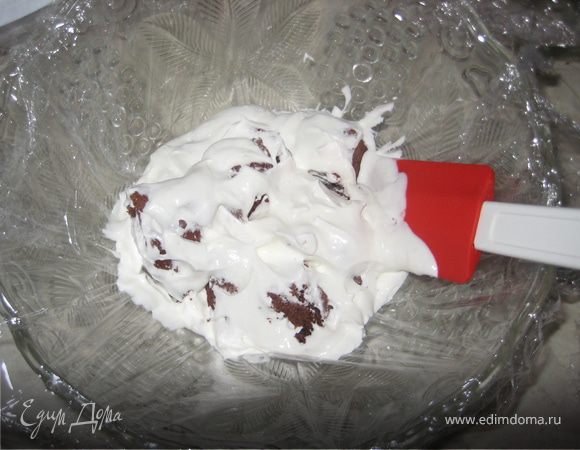 Взбить в густую массу сметану, сливки и пудру. Обмакивать кусочки в крем и плотно выложить в салатник, предварительно уложив на дно пищевую пленку.Последним кладем круглый корж.