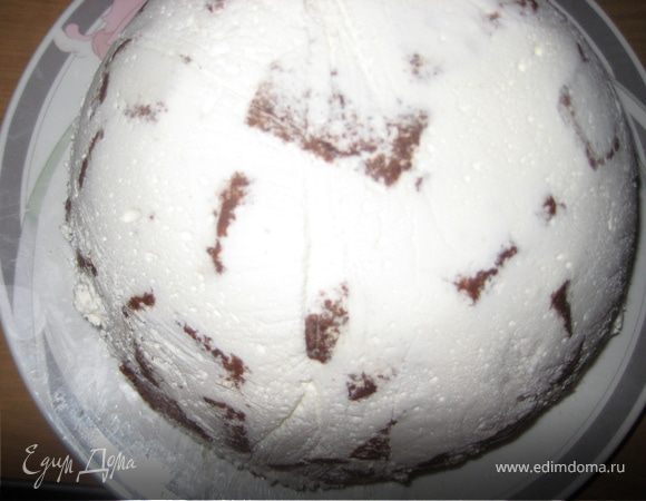 Оставить в холодильник на ночь, хотя можно и на пару часов. Затем достать и перевернуть на тарелку или блюдо.Растопить все ингредиенты для глазури на огне или в микроволновке. Залить сверху шоколадом и посыпать орехами.ВСЕ!