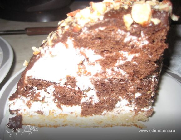 Торт готовится очень легко, не бойтесь. И вынимать его совсем не сложно, просто сам выпадает в тарелку.Если долго выдержать в холодильнике, то шоколад сверху не растопит крем. Лейте смело. ВСЕМ удачного приготовления и чаепития!!!