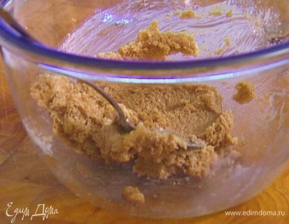 Предварительно размягченное сливочное масло растереть вместе с сахаром, имбирем, корицей и мускатным орехом в однородную массу. 