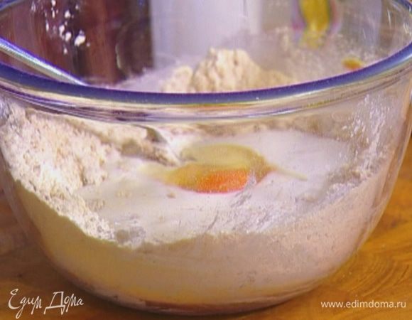 Влить кефир, добавить яйцо, 3/4 стакана картофельного пюре и вымешать. 