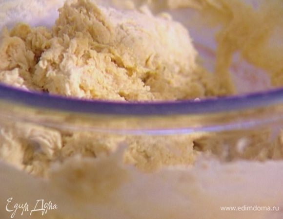 Всыпать оставшуюся муку и вымесить тесто руками.