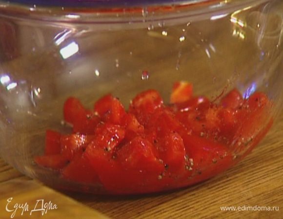 Помидор порезать небольшими кубиками и выложить в глубокую посуду, добавить лимонный сок, посолить, поперчить.