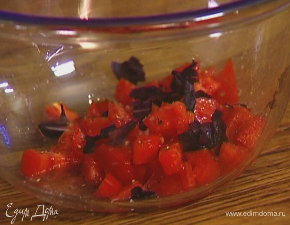 Листья базилика порвать руками и добавить к помидору, влить оставшееся оливковое масло, перемешать.