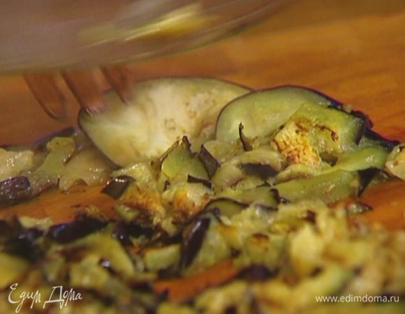 Обжаренные баклажаны нарезать длинными полосками, выложить к помидорам.