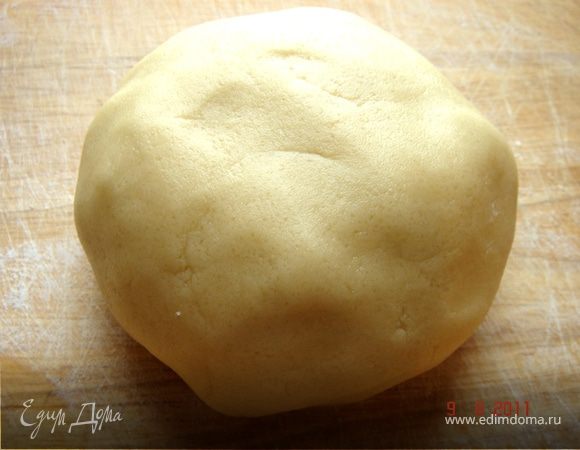 Муку,сахарную пудру и ванилин растереть со сливочным маслом.Затем добавить растительное масло и замесить эластичное тесто.Дать тесту отдохнуть в течении 10-20 мин.Я использую оливковое масло,можно добавить масло грецкого ореха,либо какое-то другое,по вашему вкусу.