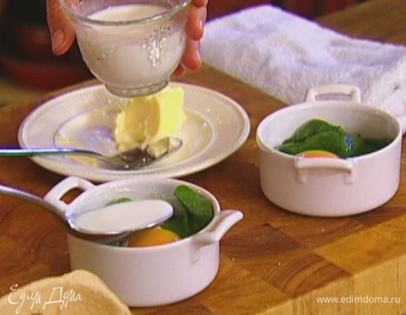 Влить сверху по 2 ст. ложки молока и еще раз слегка посолить.