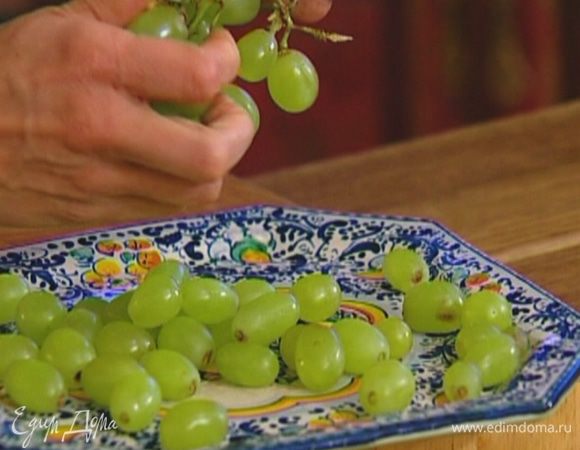 Ягоды винограда отделить от веточек.