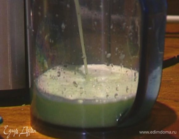 Выжать сок из фенхеля и винограда.