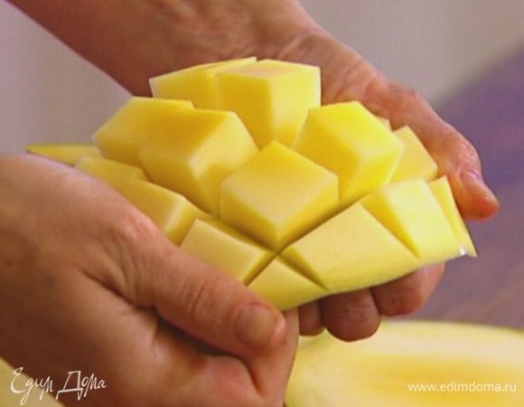 Вырезать мякоть манго, поместить в блендер, влить виноградно-фенхелевый сок и все взбить.