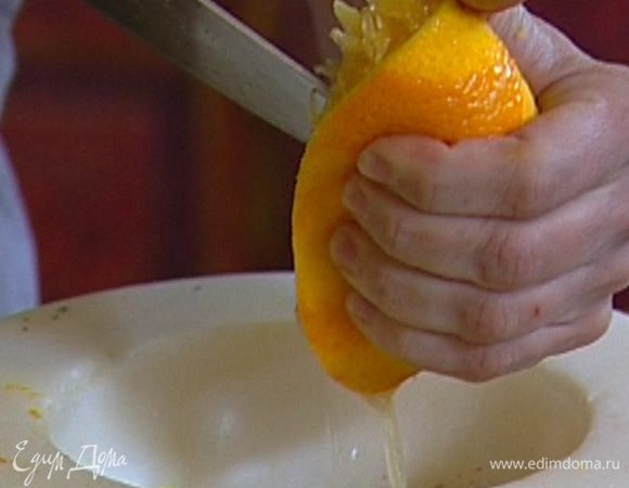 Из половинки апельсина отжать 2 ст. ложки сока.