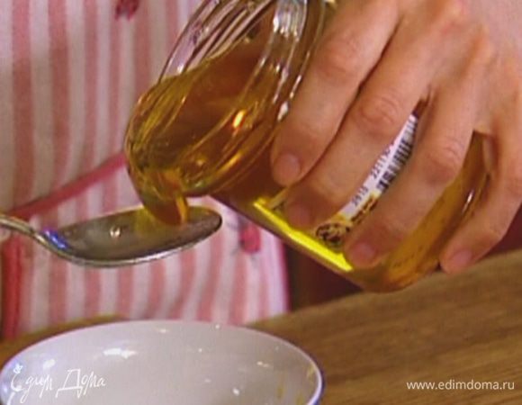 Приготовить соус: апельсиновый сок соединить с медом, ванильным экстрактом и корицей, перемешать до однородного состояния.