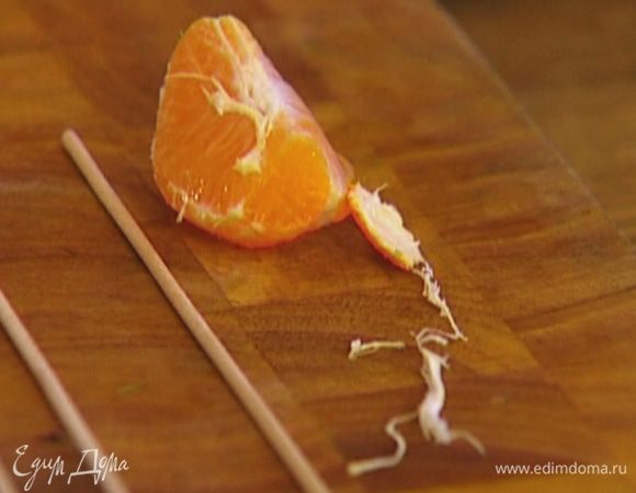 Мандарин очистить от кожуры и разобрать на дольки.