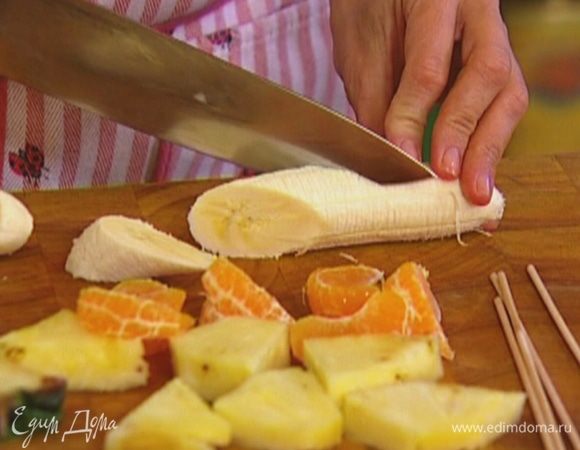 Банан почистить и нарезать кружками.