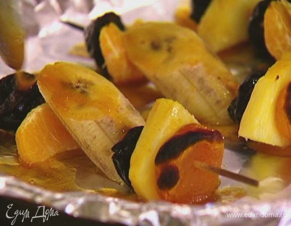 Сковороду или небольшой противень выстелить фольгой, разложить фруктовые кебабы, полить половиной апельсиново-медового соуса и отправить на несколько минут под гриль. 