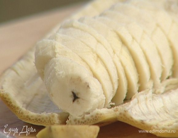 Банан почистить, нарезать кусочками и заморозить.
