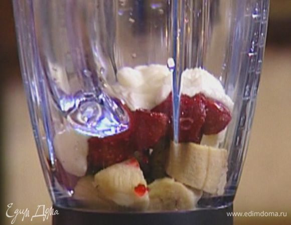 Замороженные банан и клубнику поместить в блендер.