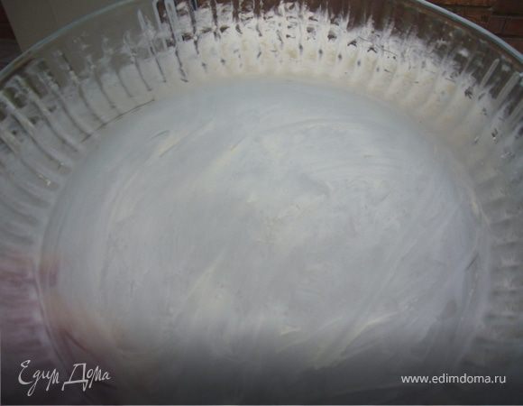 Смазать сливочным маслом форму...