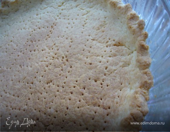 Вытащи форму с тестом из холодильника прокали вилкой и запекай в духовке 20 мин. при 180 г.