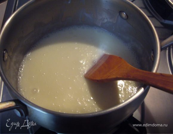 Карамельный Крем:
На водяной бане, помешивая непрерывно (до загустения), раствори сахар + вода + сливочное масло.Затем добавь сливки + крахмал. Остуди.
*Совет:для карамели нужна правильная кастрюля, алюминиевая, с толстым дном, безцветная, чтобы было видно как меняеться цвет карамели, это важно... не передержать.