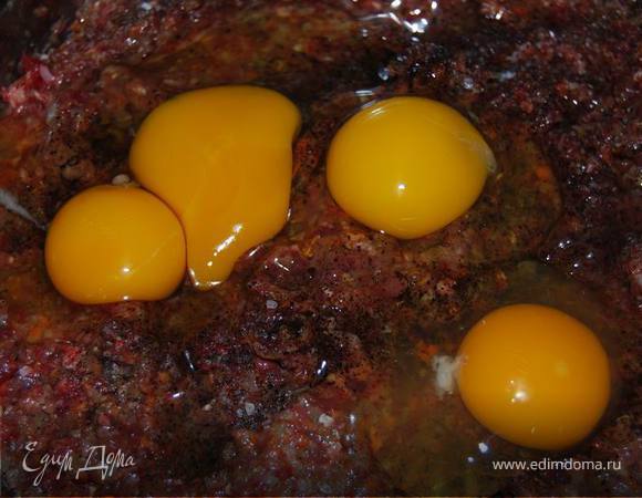 Добавим сюда 4 яйца, соль,перец.