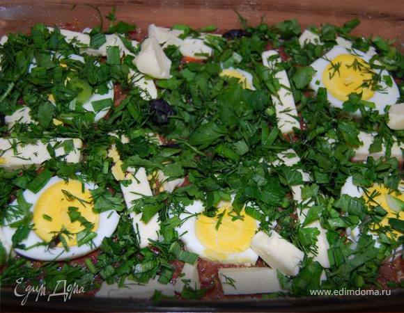 Сверху присыпаем зеленью ( здесь зеленые перья чеснока, петрушка,укроп, совсем немного базилика).